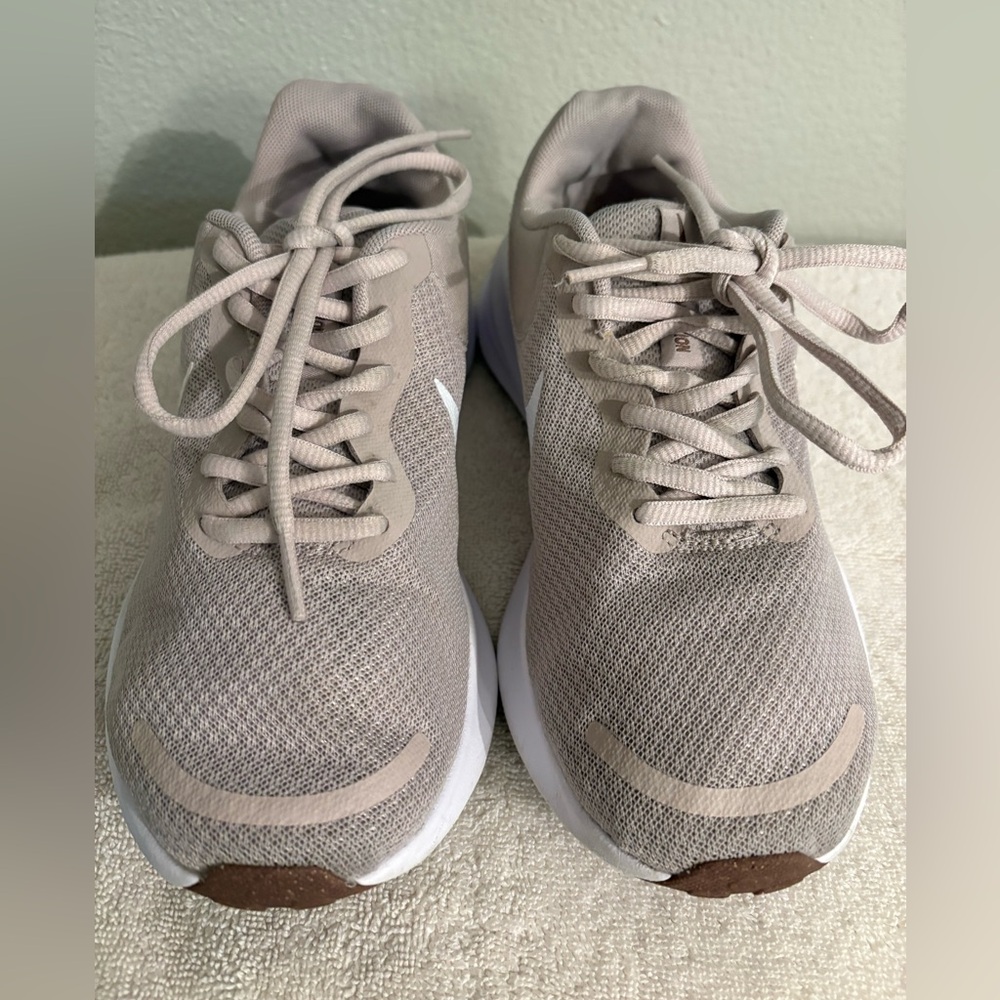 Nike Women's Revolution Mauve Sneakers 6.5 W